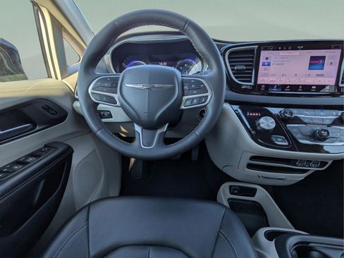 Used 2024 Chrysler Pacifica Touring-L image 30