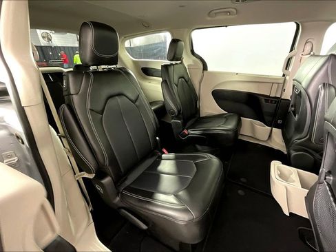 Used 2024 Chrysler Pacifica Touring-L image 37