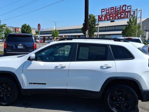 Used 2021 Jeep Cherokee Latitude Plus AWD/4WD image 2