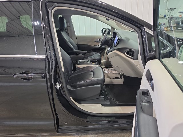 Used 2024 Chrysler Pacifica Touring-L FWD image 30