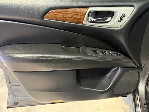 Used 2020 Nissan Pathfinder Platinum image 34
