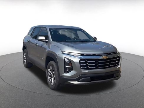 Used 2025 Chevrolet Equinox LT FWD image 3