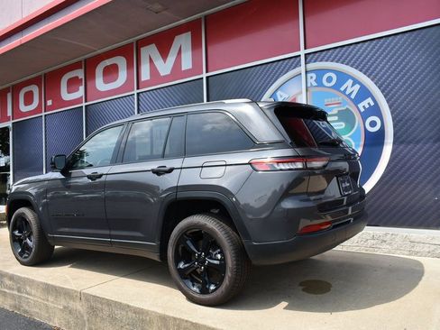 Used 2025 Jeep Grand Cherokee Limited w/ Black Appearance Package image 23