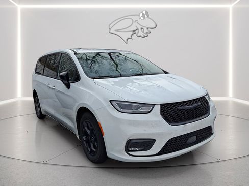 Used 2023 Chrysler Pacifica Limited w/ S Appearance Package image 3