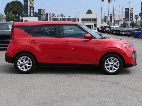 Used 2022 Kia Soul LX w/ Technology Package FWD image 2