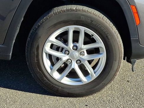 Used 2023 Jeep Grand Cherokee Laredo image 11