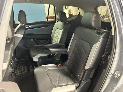 Used 2024 Volkswagen Atlas Peak Edition SE AWD/4WD image 34