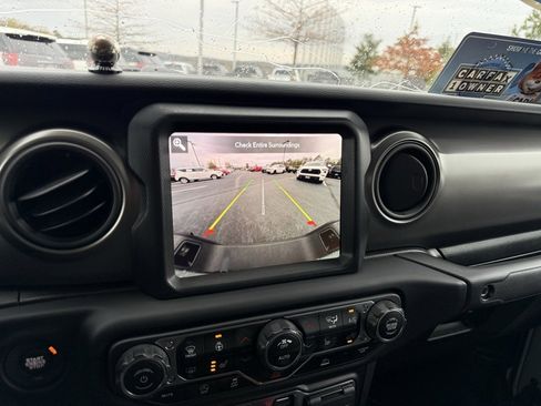 Used 2023 Jeep Gladiator Willys image 17