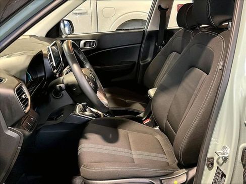 Used 2025 Hyundai Venue SEL image 21