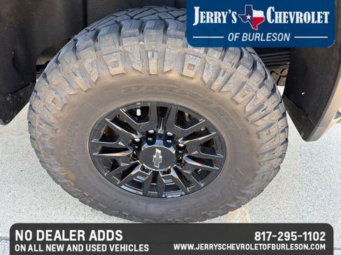 Used 2025 Chevrolet Silverado 2500 ZR2 w/ Technology Package AWD/4WD image 9