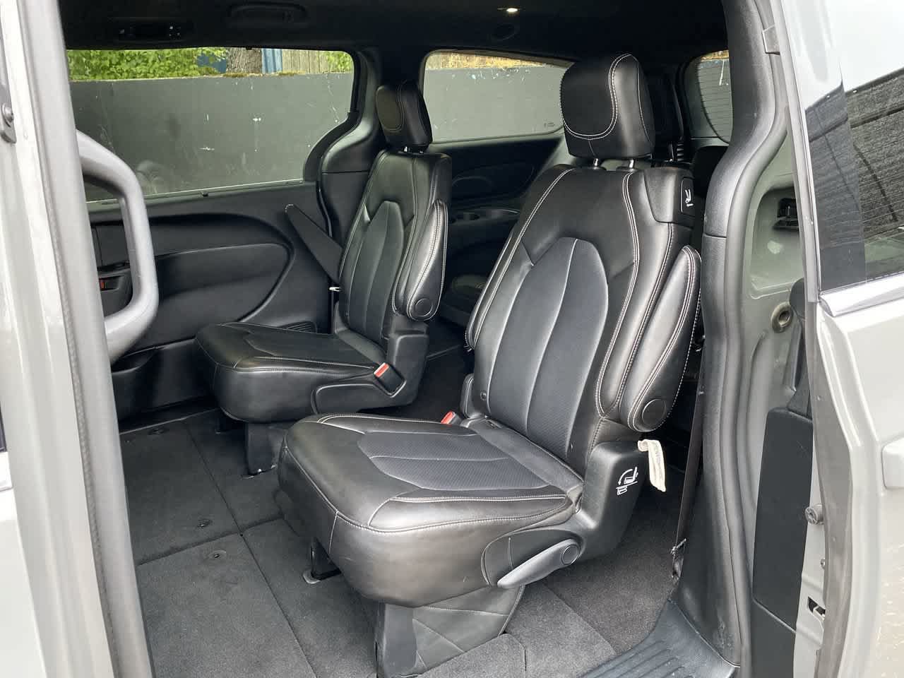 Used 2025 Chrysler Pacifica Select FWD image 16