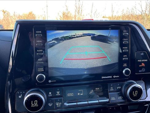 Used 2021 Toyota Highlander XLE AWD/4WD image 19
