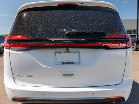New 2027 Chrysler Pacifica Select FWD image 6