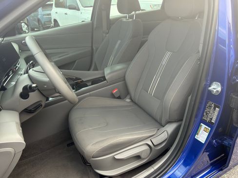 Used 2023 Hyundai Elantra SEL w/ Convenience Package image 9