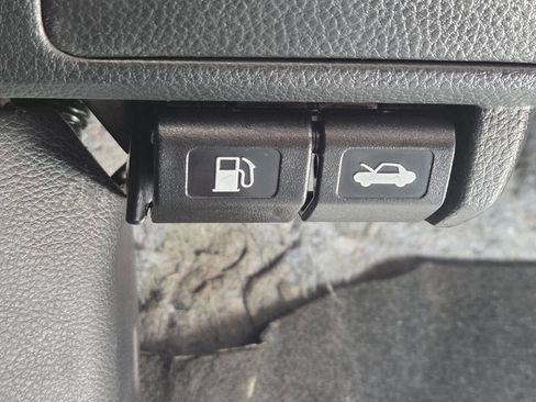 Used 2012 Nissan Versa 1.8 S w/ Convenience Pkg FWD image 33