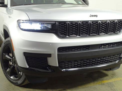 Used 2023 Jeep Grand Cherokee L Laredo image 42