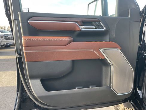 Used 2025 GMC Sierra 3500 Denali Ultimate image 9