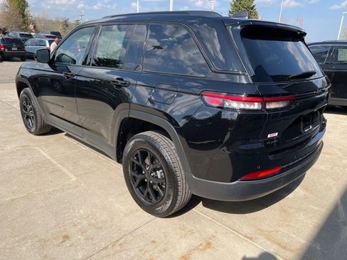Certified 2025 Jeep Grand Cherokee Altitude AWD/4WD image 4