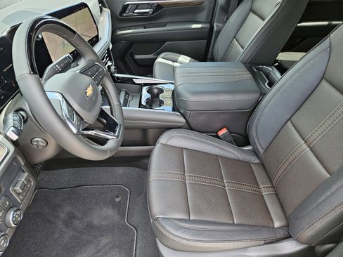 New 2026 Chevrolet Suburban High Country AWD/4WD image 9