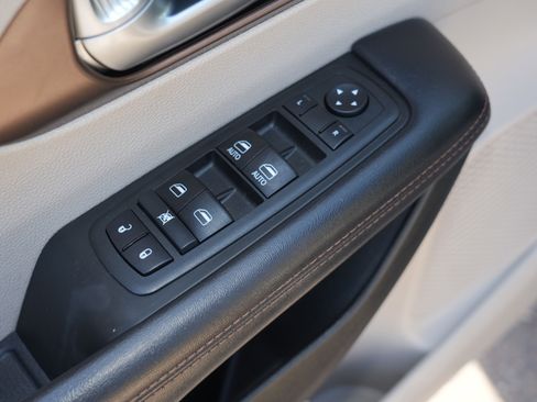 Used 2018 Chrysler Pacifica Touring-L w/ Premium Audio Group FWD image 17