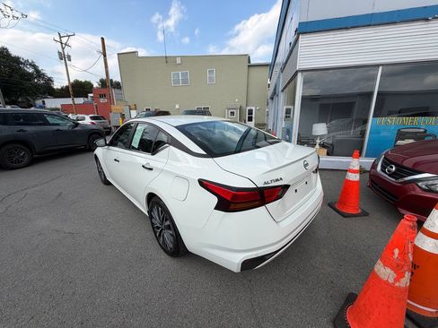 Used 2025 Nissan Altima 2.5 SV FWD image 3