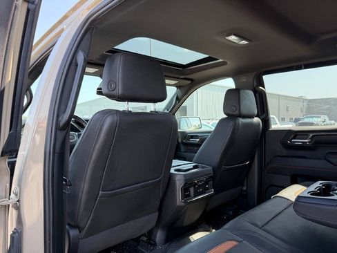 Used 2022 GMC Sierra 1500 AT4 w/ AT4 Preferred Package AWD/4WD image 9