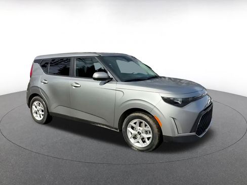 Used 2025 Kia Soul LX w/ LX Technology Package image 2