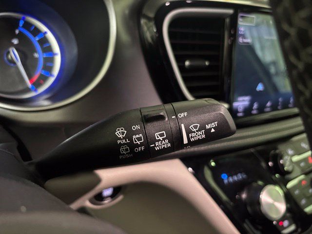 Used 2024 Chrysler Pacifica Limited FWD image 29