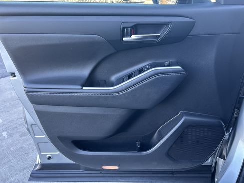 Used 2020 Toyota Highlander XLE image 22