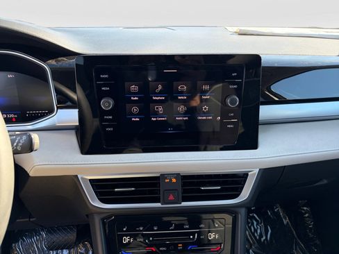 New 2025 Volkswagen Taos SE image 15