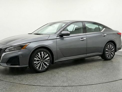 Used 2025 Nissan Altima 2.5 SV image 3