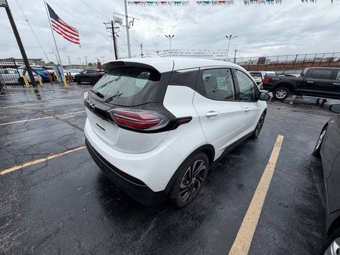 Used 2023 Chevrolet Bolt LT w/ Infotainment Package FWD image 4