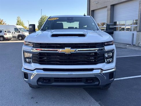 Used 2024 Chevrolet Silverado 2500 LT image 2
