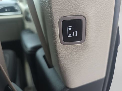 Used 2022 Chrysler Voyager LX FWD image 13