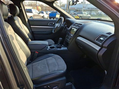Used 2017 Ford Explorer XLT w/ Equipment Group 202A image 10