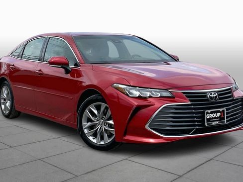 Used 2022 Toyota Avalon XLE w/ Moonroof Package image 2