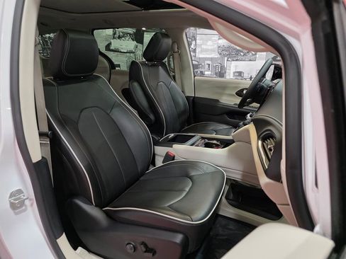 Used 2024 Chrysler Pacifica Limited AWD/4WD image 18