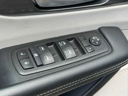 Used 2024 Chrysler Pacifica Touring-L FWD image 7