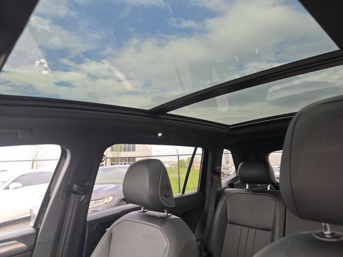 Certified 2023 Volkswagen Tiguan SE R-Line AWD/4WD image 9