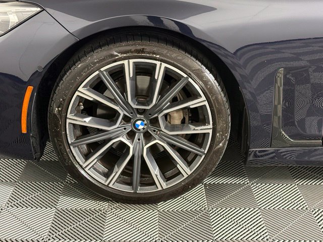 Used 2022 BMW 740i w/ M Sport Package RWD image 11
