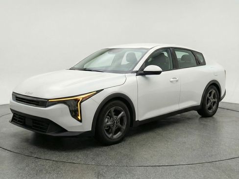 Used 2025 Kia K4 LXS image 3