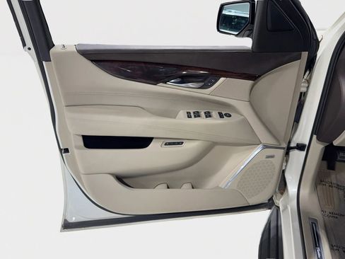 Used 2015 Cadillac Escalade Luxury image 18