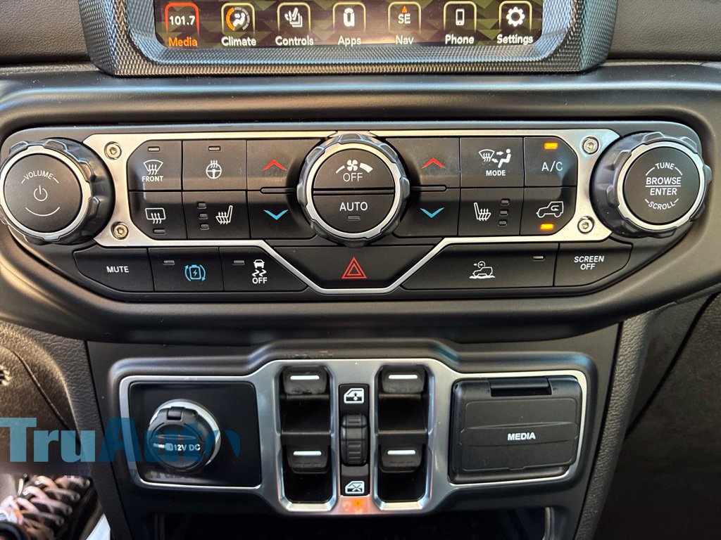 Used 2022 Jeep Wrangler Unlimited Sahara w/ Cold Weather Group AWD/4WD image 34