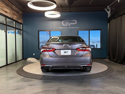 Used 2022 Toyota Camry SE image 4