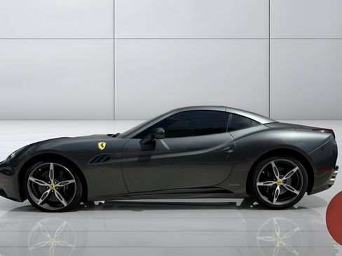 Used 2013 Ferrari California RWD image 3