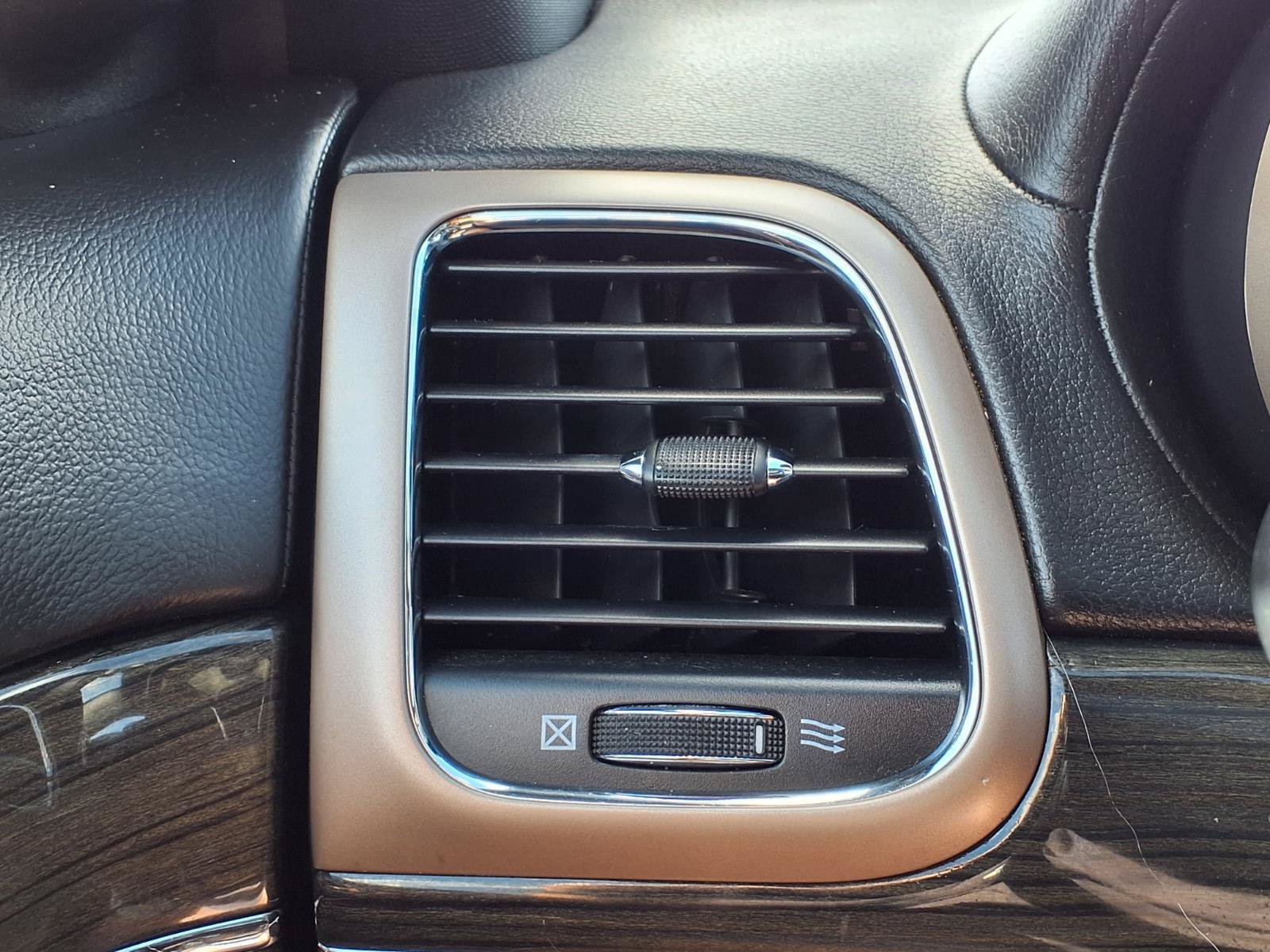 Used 2015 Jeep Grand Cherokee Overland RWD image 26