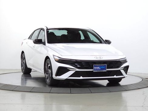 Certified 2025 Hyundai Elantra SEL FWD image 1