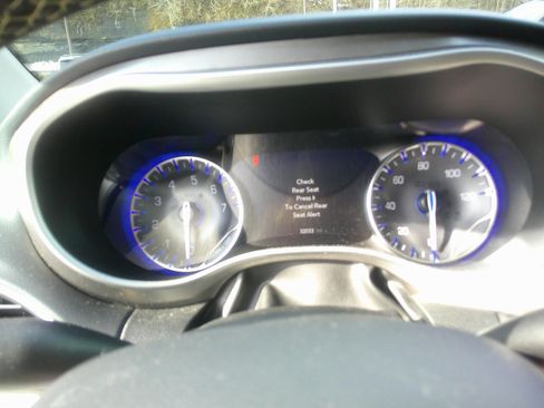 Used 2024 Chrysler Pacifica Touring-L FWD image 12