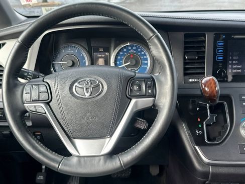 Used 2015 Toyota Sienna Limited Premium image 18