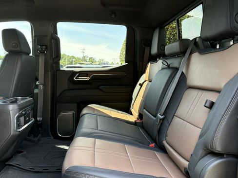 Used 2024 Chevrolet Silverado 1500 High Country w/ Technology Package AWD/4WD image 10